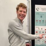 Cursist Niels presenteert zijn data-analyse project met een posterpresentatie.